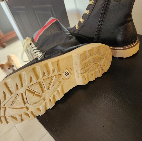 Boots - Picture 4 of 7